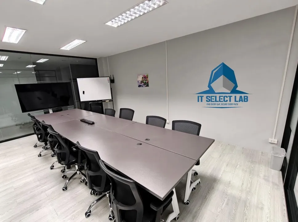 ห้อง Training ของ IT SELECT LAB พร้อมจอ interactive whiteboard โต๊ะประชุม 12 ที่นั่ง และโลโก้บริษัท